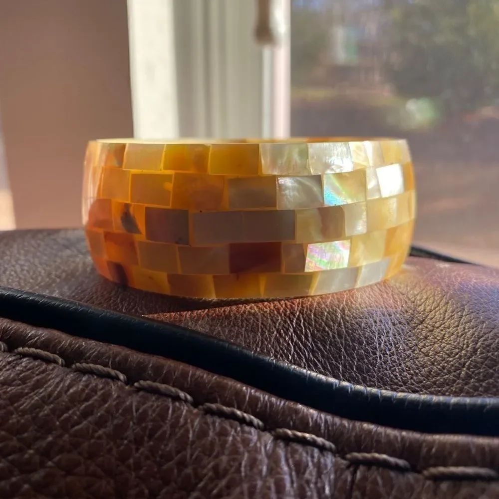 EUC Vintage women’s Beautiful Mother Of Pearl mosaic bangle Bracelet.